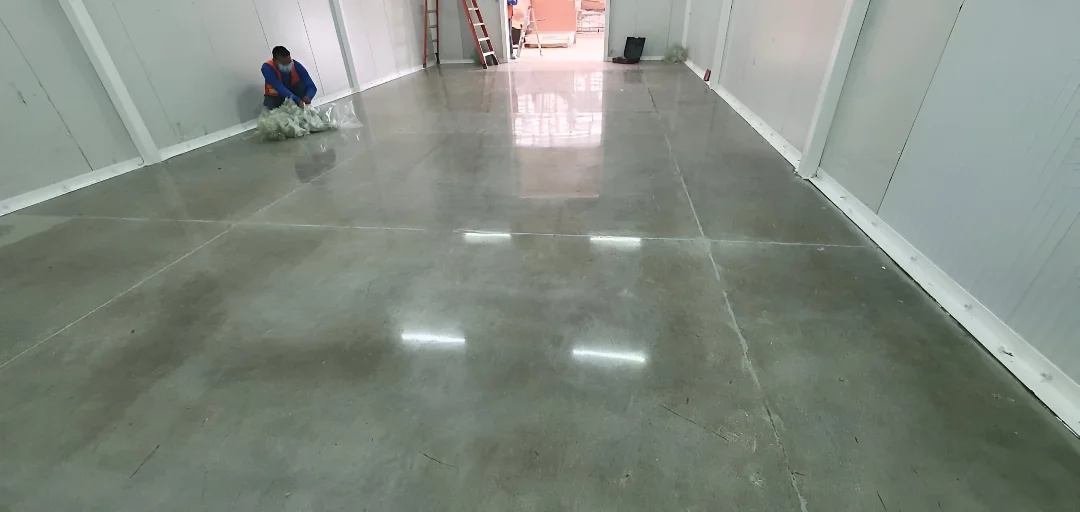 Aplicación de piso epóxico